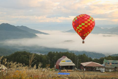 Kukuno Forest Time | Hot Air Balloon Experience 'Journey Through Golden Autumn Skies and Cloud Seas'（出典ページの画像）